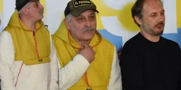 Deniz Celiloğlu'nun sözünü kesip önüne geçen Onur Ünlü'nün saygısızlığı ayıplandı Deniz Celiloğlu’nun sözünü kesip önüne geçen Onur Ünlü’nün saygısızlığı ayıplandı