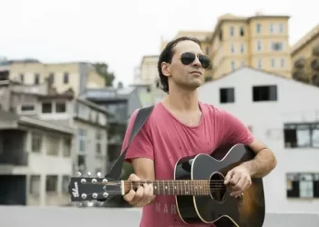 Kaan Tangöze üniversitede konser verdi, söylediği şarkı kenti karıştırdı Kaan Tangöze üniversitede konser verdi, söylediği şarkı kenti karıştırdı