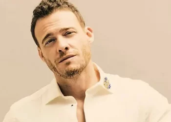 Kerem Bürsin’e Dubai’de onur ödülü Kerem Bürsin’e Dubai’de onur ödülü