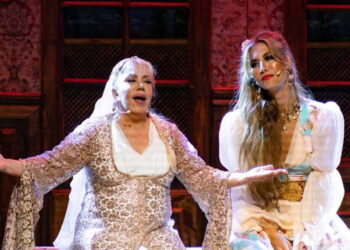 Mine Koşan 'Yedi Kocalı Hürmüz' müzikalini mahkemeye verdi Mine Koşan ‘Yedi Kocalı Hürmüz’ müzikalini mahkemeye verdi