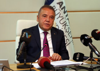 Antalya Büyükşehir Belediye Başkanı Muhittin Böcek hastaneye kaldırıldı