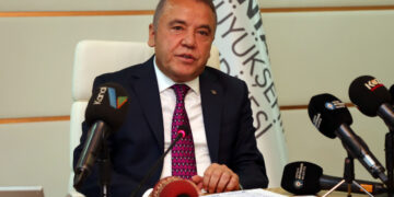 Antalya Büyükşehir Belediye Başkanı Muhittin Böcek hastaneye kaldırıldı