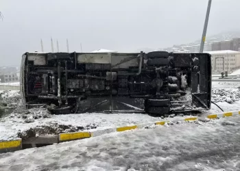 Nevşehir'de devrilen işçi servisindeki 14 kişi yaralandı Nevşehir’de devrilen işçi servisindeki 14 kişi yaralandı