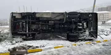 Nevşehir'de devrilen işçi servisindeki 14 kişi yaralandı Nevşehir’de devrilen işçi servisindeki 14 kişi yaralandı