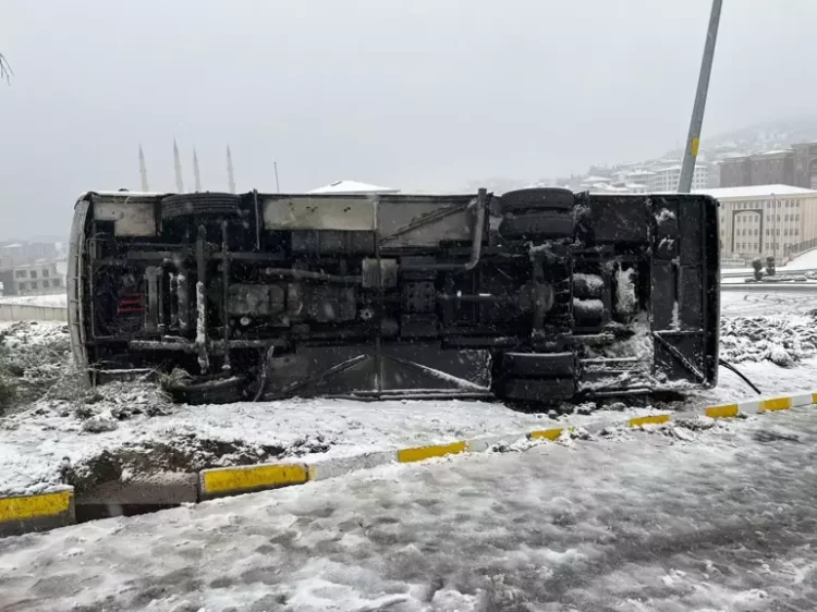 Nevsehirde devrilen isci servisi habermeydan