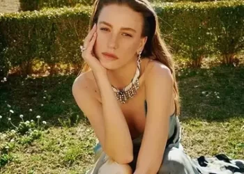Serenay Sarıkaya ile Alessandra Ambrosio yan yana Serenay Sarıkaya ile Alessandra Ambrosio yan yana