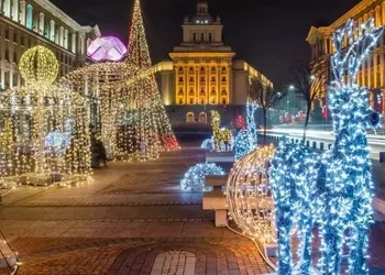 Sofya’da daha Kasım ayında kurulan ışıl ışıl pazarlar Noel’in büyülü atmosferini sunuyor