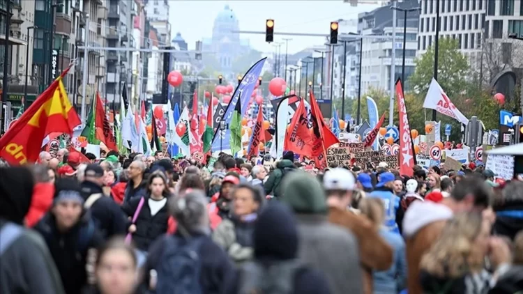 Belçika hükümetinin tasarruf tedbirlerini protesto eden işçiler, üç günlük grev başlattı. Grev, ülke genelinde günlük yaşamı neredeyse durma noktasına getirdi.