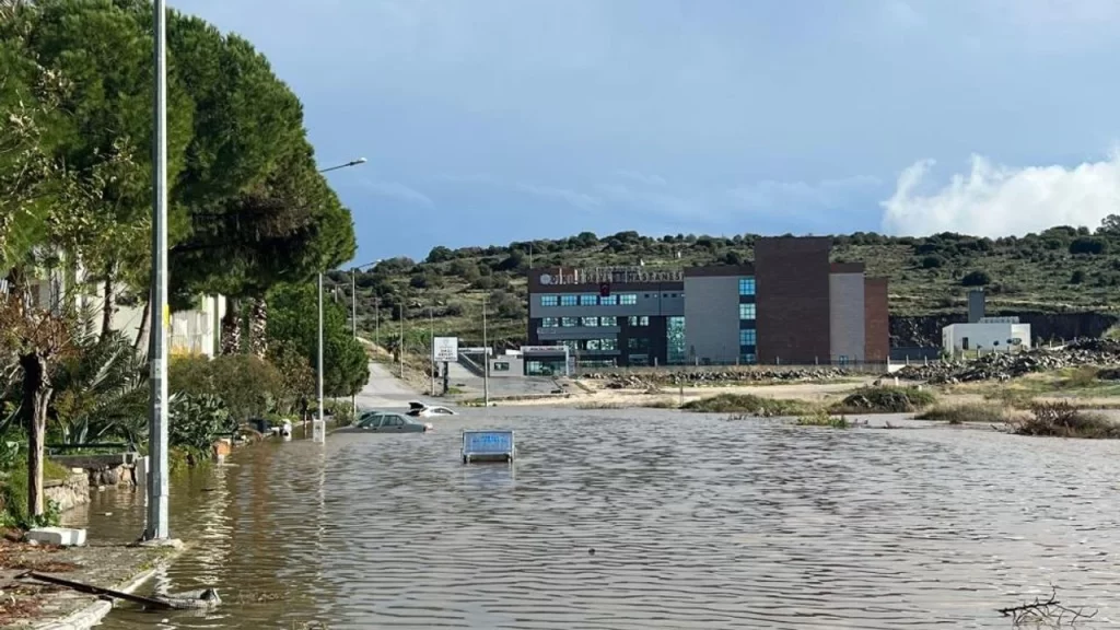 Selden etkilenen Dikili ve Foça'da su tahliye çalışmaları devam ediyor dikili foca habermeydan