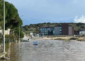 Selden etkilenen Dikili ve Foça’da su tahliye çalışmaları devam ediyor