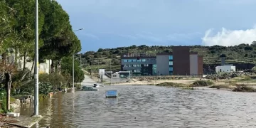 Selden etkilenen Dikili ve Foça’da su tahliye çalışmaları devam ediyor