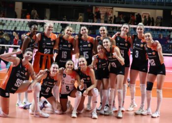 Eczacıbaşı Dynavit, THY’yi set vermeden geçti!