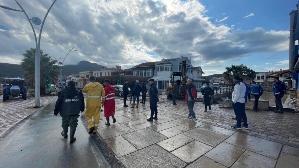 İzmir’in Foça ilçesinde sağanak yağış etkili oluyor foca saganak habermeydan
