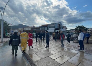 İzmir’in Foça ilçesinde sağanak yağış etkili oluyor