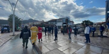 İzmir’in Foça ilçesinde sağanak yağış etkili oluyor