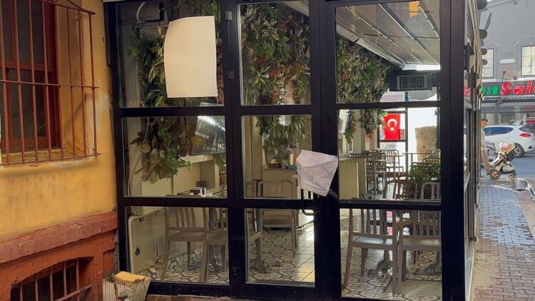 Fatih’te gıda zehirlenmesi şüphesi: Anne ve 2 çocuğu hayatını kaybetti, 3 kişi gözaltında Fatih’te gıda zehirlenmesi şüphesi...