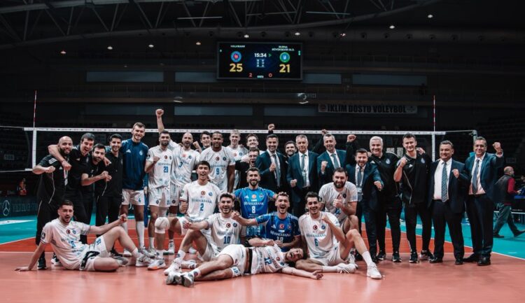 Halkbank, Bursa Büyükşehir Belediyespor'a set vermedi! halkbank bursa buyuksehir belediyespora set vermedi habermeydan e1763563687522