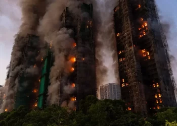 Hong Kong’da çok katlı binada yangın çıktı Hong Kong’da çok katlı binada yangın çıktı