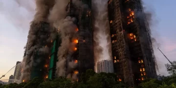Hong Kong’da çok katlı binada yangın çıktı