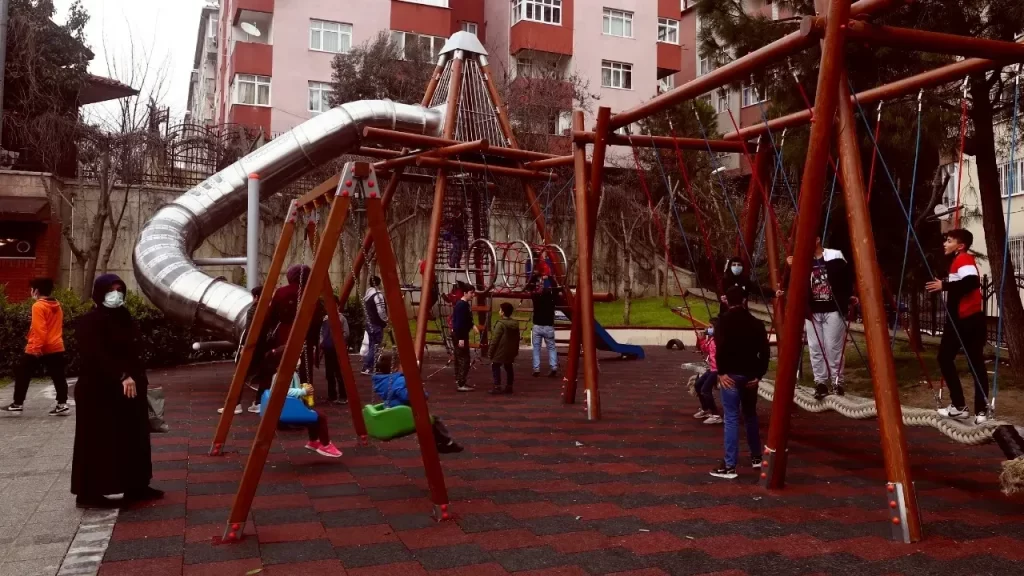 istanbulda dehset parkta oynayan 4 cocuk elektrik akimina kapildi habermeydan