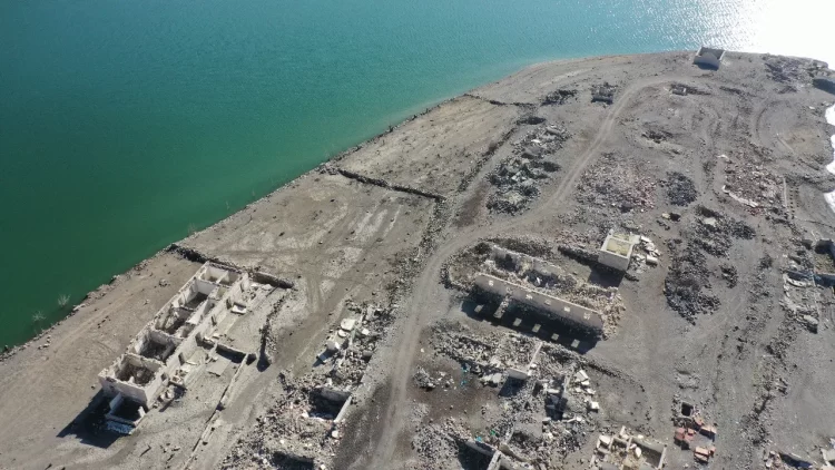 Kars'ta baraj çekildi, köy gün yüzüne çıktı.