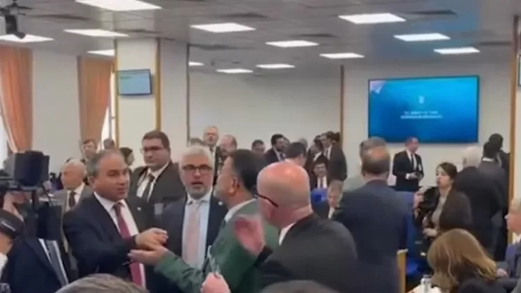 Meclis'te bütçe görüşmesinde tansiyon yükseldi: Muhalefet ve iktidar arasında sert tartışma Meclis'te bütçe görüşmesinde tansiyon yükseldi.