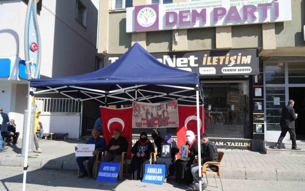 Muşlu ailelerin, evlat nöbetinde umutlu bekleyişi sürüyor! muslu ailelerin evlat nobetinde umutlu bekleyisi suruyor1x habermeydan e1762961822183