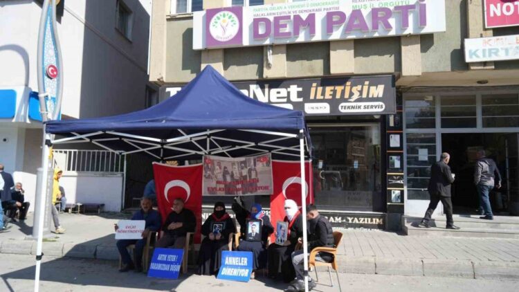 Muşlu ailelerin, evlat nöbetinde umutlu bekleyişi sürüyor! muslu ailelerin evlat nobetinde umutlu bekleyisi suruyorxx habermeydan