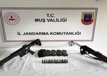 Muş'ta, eve silahla ateş açan baba-oğul yakalandı! Muş’ta, eve silahla ateş açan baba-oğul yakalandı!