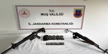 Muş'ta, eve silahla ateş açan baba-oğul yakalandı! Muş’ta, eve silahla ateş açan baba-oğul yakalandı!