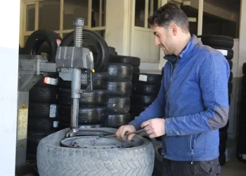 Muş'ta, zorunlu kış lastiği mesaisi başladı! Muş’ta, zorunlu kış lastiği mesaisi başladı!