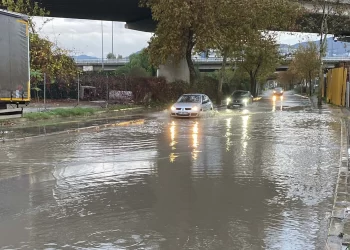 Şiddetli yağış ve rüzgar hayatı felç etti: Yollar göle döndü, minare devrildi