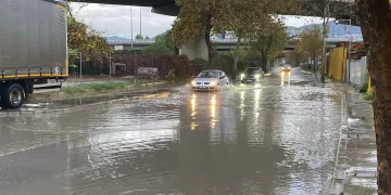 Şiddetli yağış ve rüzgar hayatı felç etti: Yollar göle döndü, minare devrildi