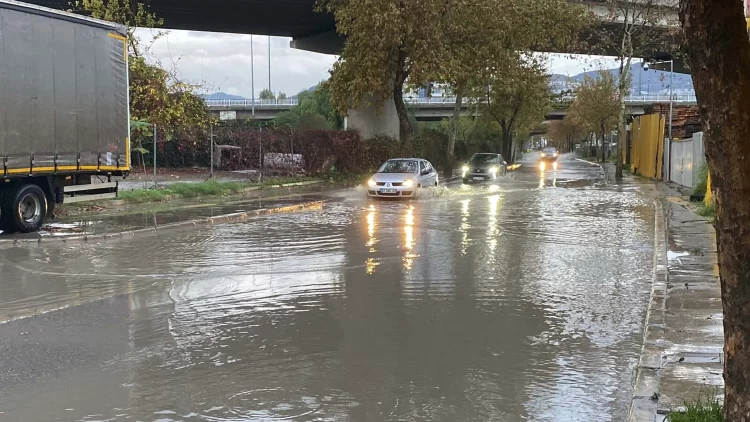 İzmir, Çanakkale, Balıkesir ve Muğla’da etkili olan sağanak ve kuvvetli rüzgar yaşamı olumsuz etkiledi.
