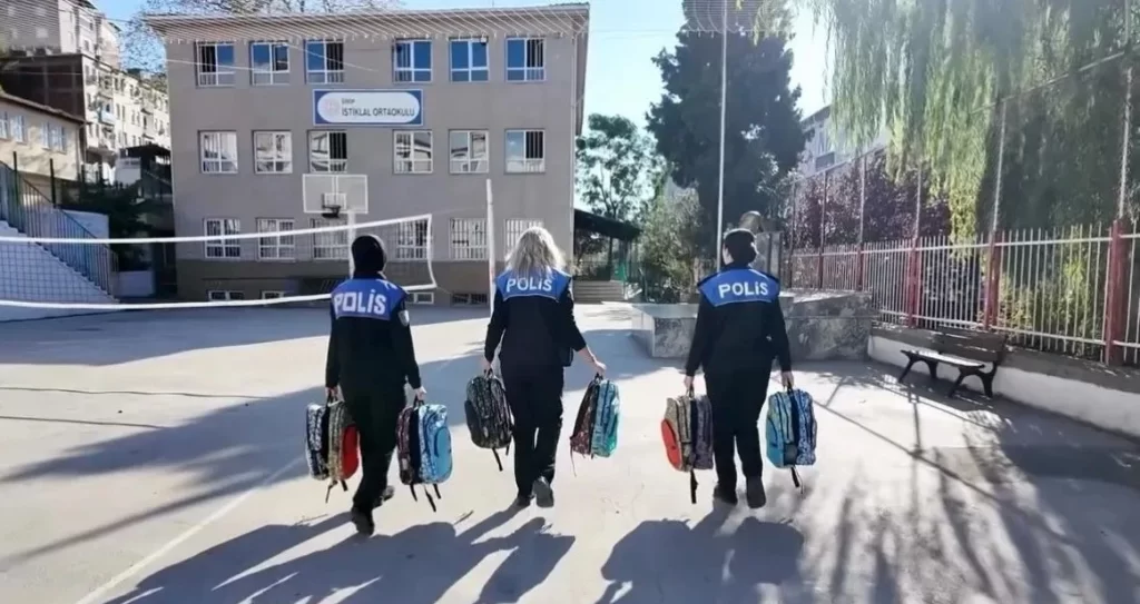 sinop polisinden ogrencilere egitim seti destegi habermeydan e1762962776623