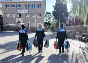 Sinop polisinden, öğrencilere eğitim seti desteği! Sinop polisinden, öğrencilere eğitim seti desteği!