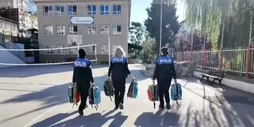 Sinop polisinden, öğrencilere eğitim seti desteği! Sinop polisinden, öğrencilere eğitim seti desteği!