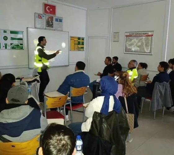 Sinop'ta, sürücü adaylarına trafik eğitimi verildi! sinopta surucu adaylarina trafik egitimi verildi habermeydan e1762267477856