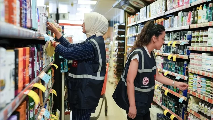Tarım ve Orman Bakanlığı’ndan sıkı denetim: 125 bin 572 gıda işletmesi kontrol edildi Tarım ve Orman Bakanı İbrahim Yumaklı, sosyal medya hesabından yaptığı açıklamada, ekim ayında ülke genelinde yürütülen gıda denetimlerine ilişkin bilgi paylaştı.
