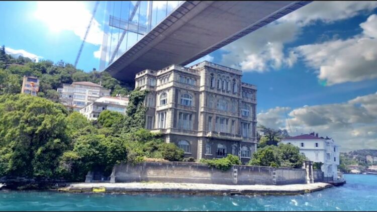 130 Yıllık Zeki Paşa Yalısı Boğaz’da satışa sunuldu.