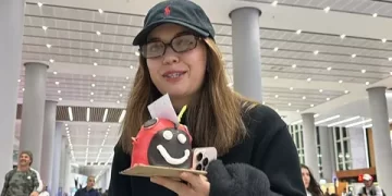 Afra Saraçoğlu’na doğum günü sürprizi