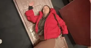 Aslı Bekiroğlu'nun kafasına kapı düştü Asli Bekiroglu kafasina kapi dustu1 habermeydan