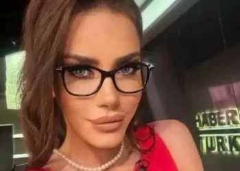 Ela Rümeysa Cebeci, Mehmet Akif Ersoy’la fotoğraf iddiasına canlı yayında cevap verdi