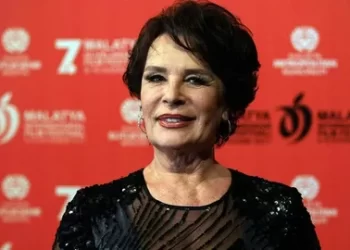 Hülya Koçyiğit’in yaş esprisi Hülya Koçyiğit’in yaş esprisi