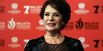 Hülya Koçyiğit’in yaş esprisi Hülya Koçyiğit’in yaş esprisi