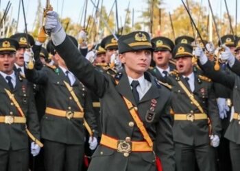 Kılıçlı yemin nedeniyle TSK’dan ihraç edilen komutan göreve iade edildi