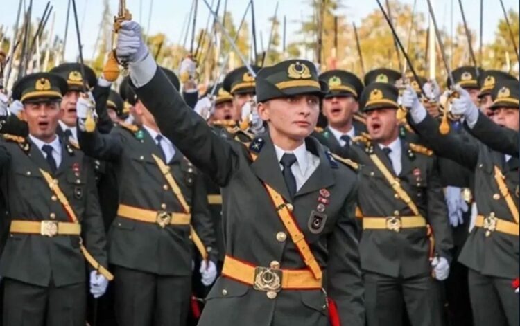 Kilicli yemin nedeniyle TSKdan ihrac edilen komutan habermeydan