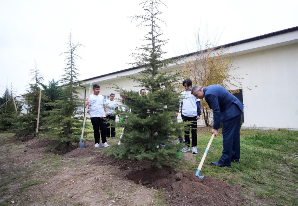 Ankara'daki tüm okullarda 'Köklerden Geleceğe Nefes' ağaçlandırma çalışması başlatıldı Koklerden Gelecege Nefes habermeydan