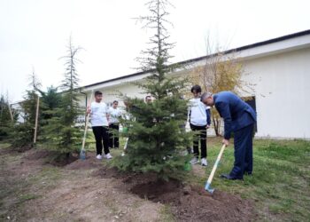 Ankara'daki tüm okullarda 'Köklerden Geleceğe Nefes' ağaçlandırma çalışması başlatıldı Ankara’daki tüm okullarda ‘Köklerden Geleceğe Nefes’ ağaçlandırma çalışması başlatıldı