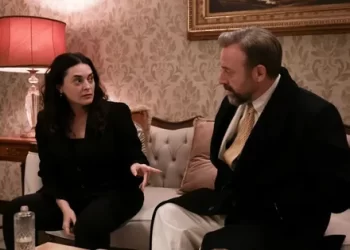 Kral Kaybederse'de Handan Kenan'a yardım etti Kral Kaybederse’de Handan Kenan’a yardım etti